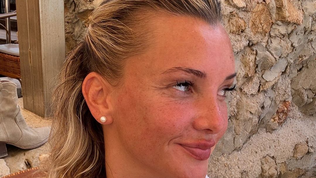 Free the Nipple! Fans machen sich über Evelyn Burdeckis “Nichts drunter”-Foto lustig