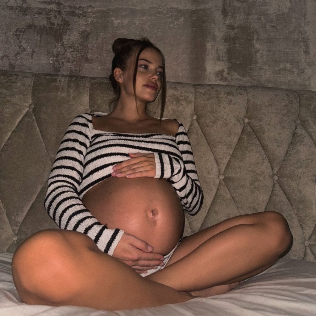 Laura Maria Rypa zeigt ihren Babybauch auf Instagram.