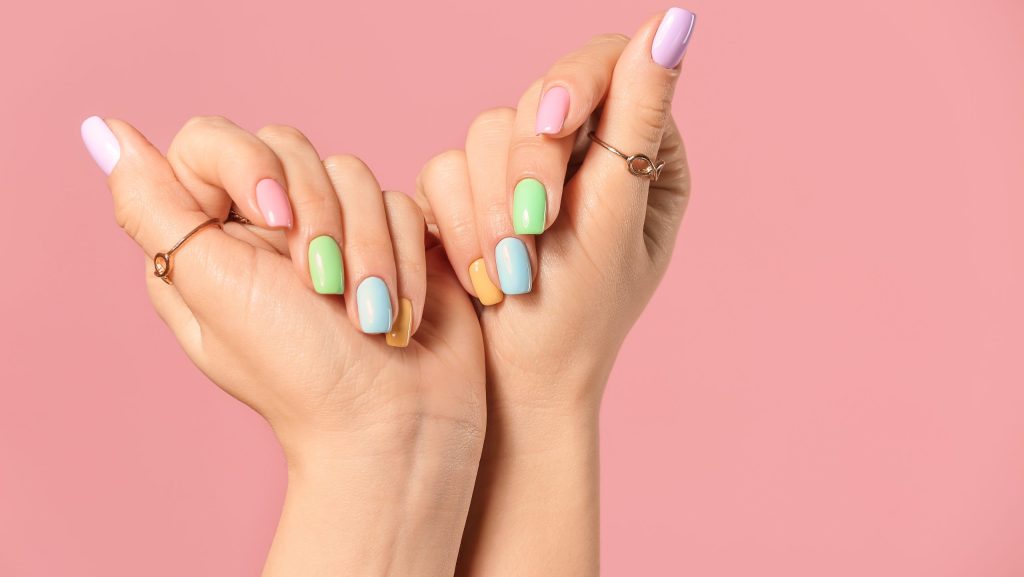 Sommerliche Fingernägel im Pastell-Look kannst du ganz einfach selbst machen!