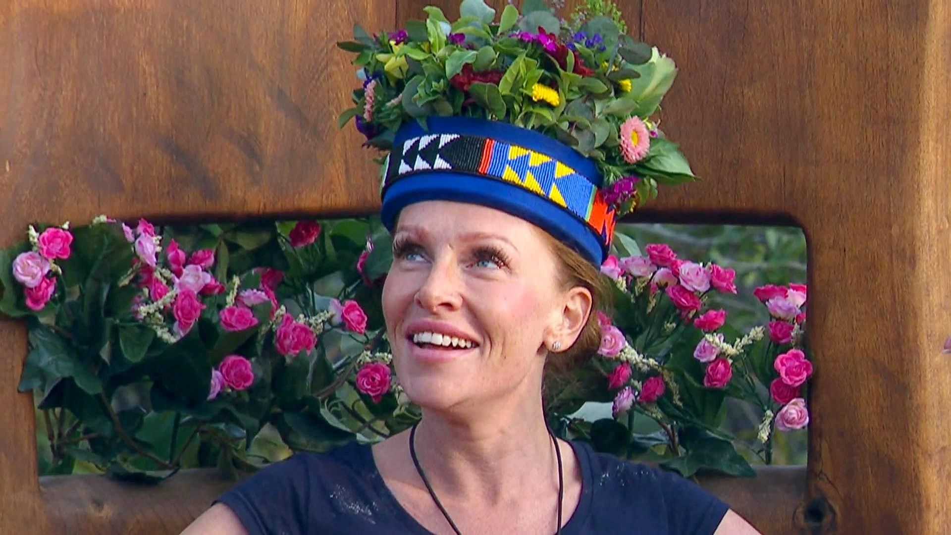 Georgina nimmt die Krone und das Preisgeld strahlend an.