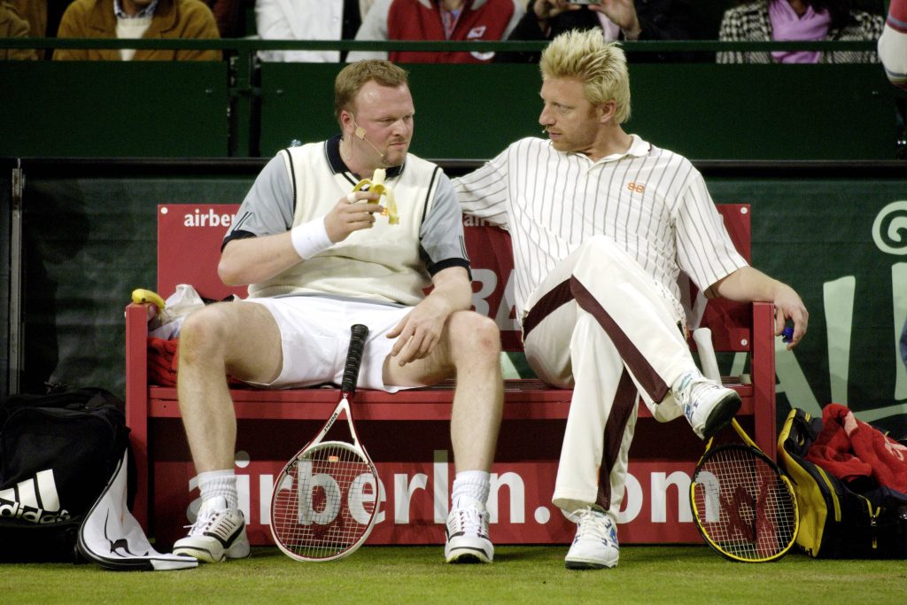 Fernsehmoderator Stefan Raab mit Boris Becker zusammen beim TV TOTAL TENNIS SPEZIAL 2005. Auf Oliver Pocher sind beide nicht mehr gut zu sprechen.